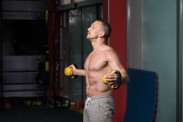 Kettle Bell Flexing Muscles Ile Egzersiz Yapan Genç Adam Kaslı — Stok fotoğraf