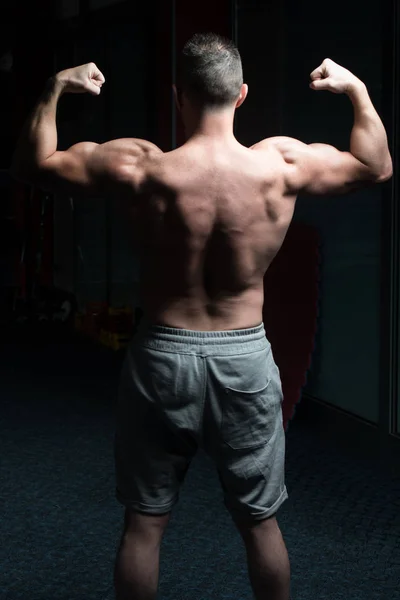 Spor Salonu Kasların Esneme Güçlü Ayakta Sağlıklı Genç Adam Kaslı — Stok fotoğraf