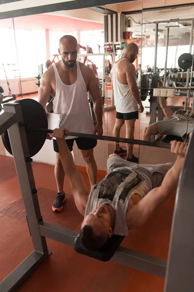 Personal Trainer Showing Young Man How Train Chest Exercise Barbell — Stock Photo, Image