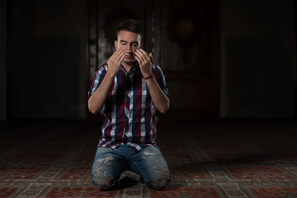 Young Muslim Man Praying — Stock Photo, Image