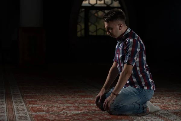 Religijne muzułmanów człowiek modli się — Zdjęcie stockowe