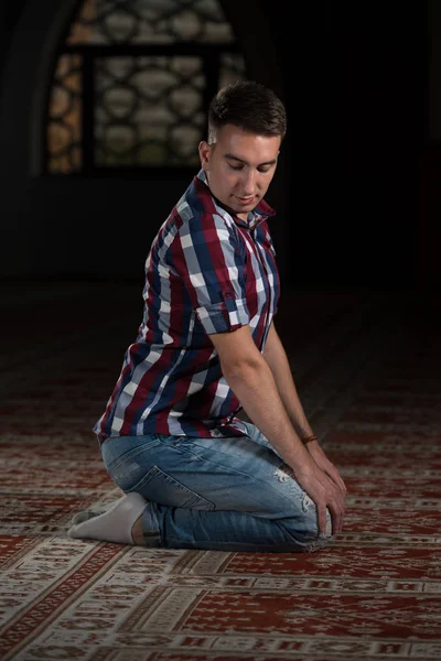 Young Muslim Man Praying — Stock Photo, Image