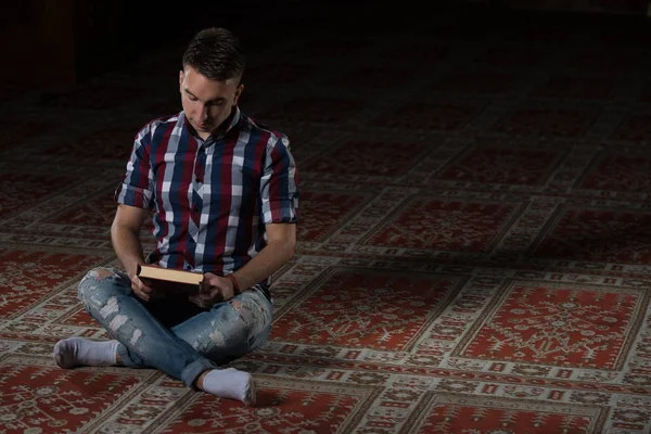 Muslim Man Is Reading The Koran — Stock Photo, Image