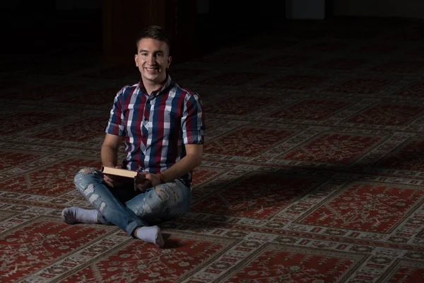 Homem muçulmano leitura Sagrado Livro Islâmico Alcorão — Fotografia de Stock