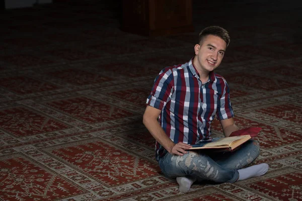 Muslimischer Mann beim Lesen des Korans — Stockfoto