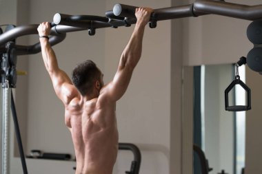 Adam atlet yapıyor Ups - spor salonunda barfiks çekmek çekmek