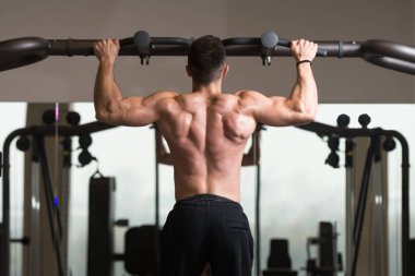 Adam atlet yapıyor Ups - spor salonunda barfiks çekmek çekmek