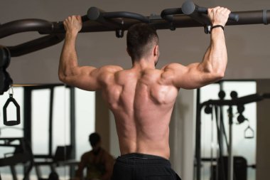 Adam atlet yapıyor Ups - spor salonunda barfiks çekmek çekmek