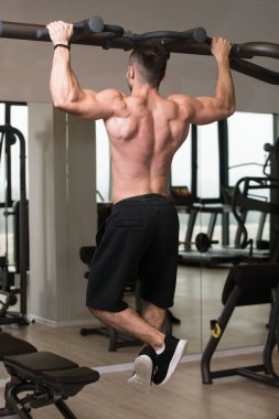 Adam atlet yapıyor Ups - spor salonunda barfiks çekmek çekmek
