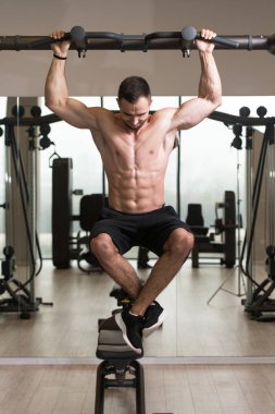 Adam atlet yapıyor Ups - spor salonunda barfiks çekmek çekmek