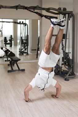 Crossfit Trx Fitness askıları spor salonu Studio ile çekici adam yok