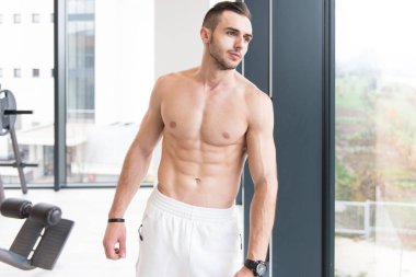 Bir Fitness kas adam portresi
