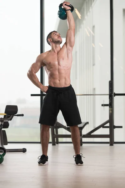 Ćwiczenia Kettle Bell Flexing Muscles Muscular Athletic Bodybuilder Fitness Model — Zdjęcie stockowe