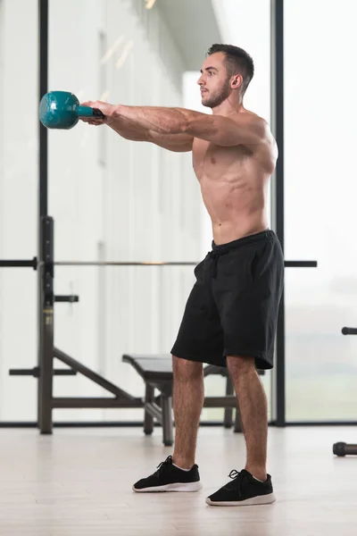 Homem Trabalhando Com Kettle Bell Ginásio Escuro Fisiculturista Fazendo Exercício — Fotografia de Stock