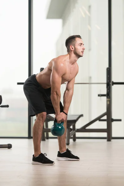 Ćwiczenia Kettle Bell Flexing Muscles Muscular Athletic Bodybuilder Fitness Model — Zdjęcie stockowe