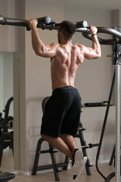 Hombre Atleta Haciendo Pull Ups Chin Ups Gimnasio —  Fotos de Stock