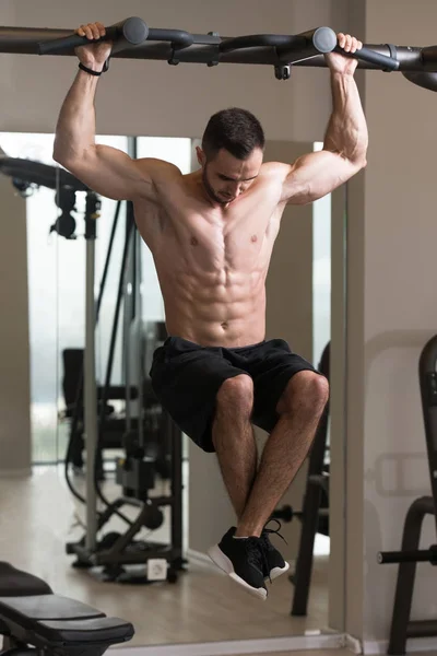 Man Atleet Doen Pull Ups Kin Ups Sportschool — Stockfoto