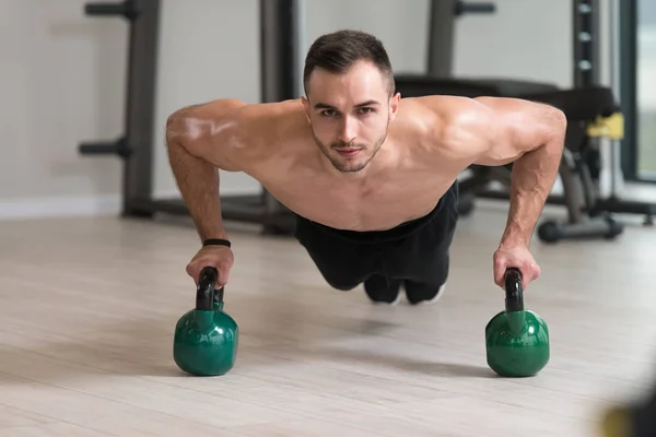 Gesunder Mann Sportler Beim Liegestütztraining Mit Wasserkocher Glocke Fitnessstudio Übung — Stockfoto