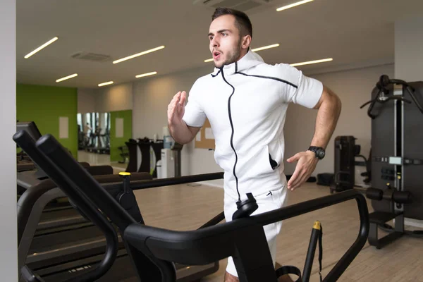 Bel Homme Courir Sur Tapis Roulant Dans Salle Gym — Photo