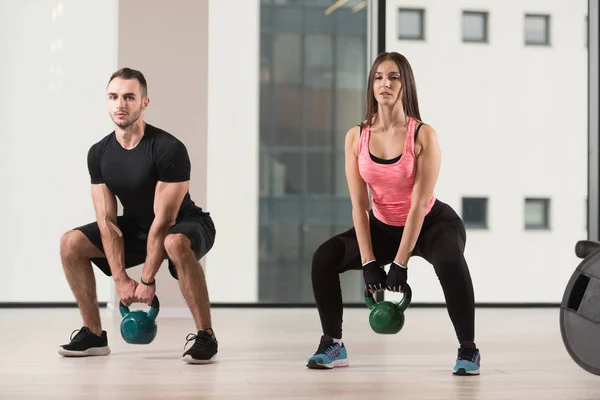 Junge Frau Und Mann Arbeiten Mit Wasserkocher Glocke Fitnessstudio Wasserkocher — Stockfoto