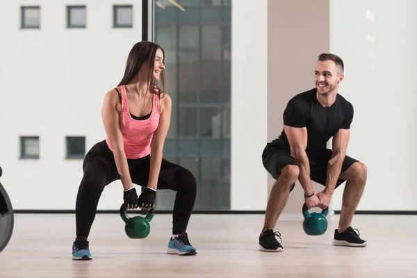 Fitness Žena Muži Kteří Pracují Konvicí Bell Tělocvičně Konvice Bell — Stock fotografie