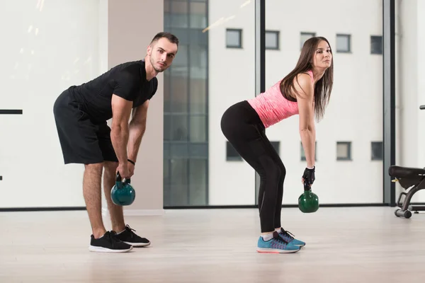 Fitness Žena Muži Kteří Pracují Konvicí Bell Tělocvičně Konvice Bell — Stock fotografie