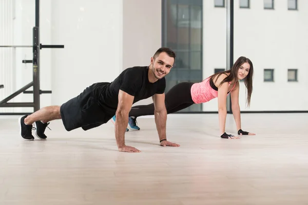 Pareja Haciendo Flexiones Como Parte Formación Culturismo Gimnasio —  Fotos de Stock