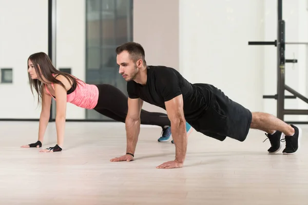 Couple Doing Pushups Part Bodybuilding Training Gym — Stock Photo, Image