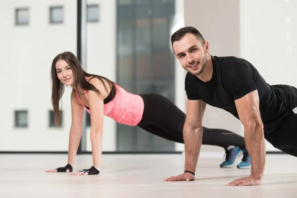 Paar Macht Liegestütze Als Teil Des Bodybuilding Trainings Fitnessstudio — Stockfoto