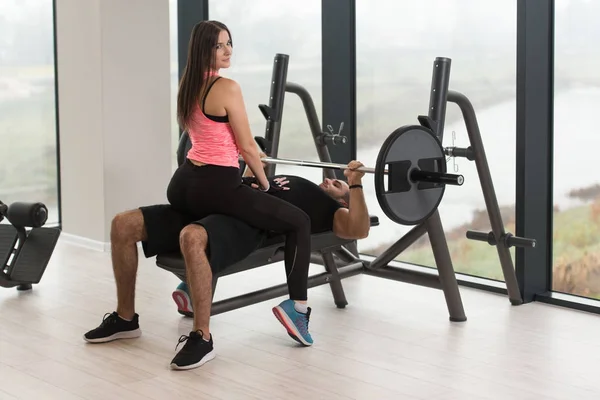 Entrenador Personal Que Muestra Joven Cómo Entrenar Pecho Banco Gimnasio — Foto de Stock