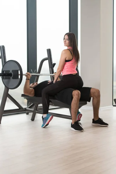 Entrenador Personal Que Muestra Joven Cómo Entrenar Pecho Banco Gimnasio —  Fotos de Stock