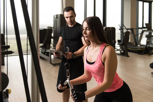 Personal Trainer Waarop Jonge Vrouw How Train Triceps Sportschool — Stockfoto