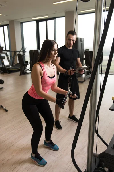 Personal Trainer Showing Young Woman How Train Triceps Gym — Stock Photo, Image