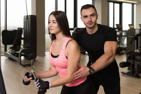 Kişisel antrenör genç kadın gösterilen Triceps spor salonunda tren nasıl