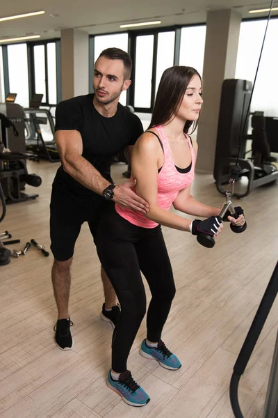Entrenador Personal Que Muestra Mujer Joven Cómo Entrenar Tríceps Gimnasio —  Fotos de Stock