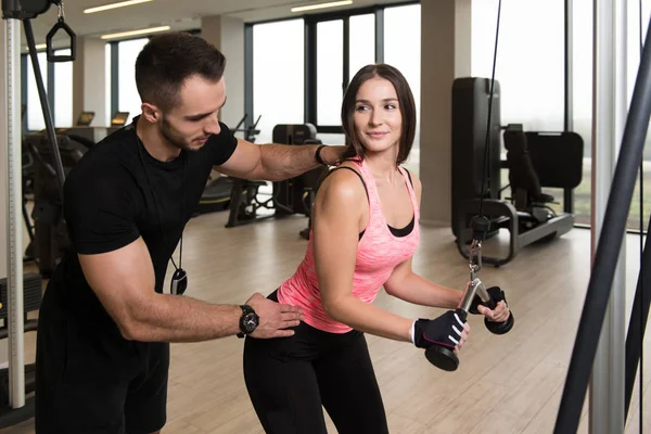 Personal Trainer Mostrando Jovem Mulher Como Treinar Tríceps Ginásio — Fotografia de Stock