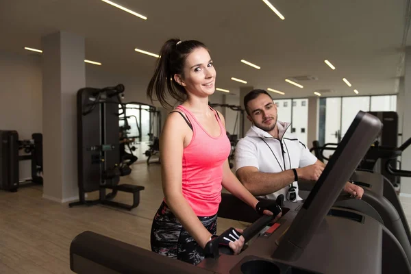 Personal Trainer Showing Young Woman How Train Aerobics Elliptical Walker — Stock Photo, Image