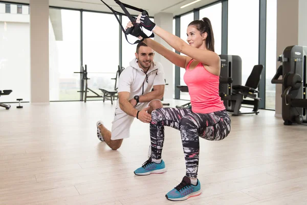 Personal Trainer Showing Young Woman How Train Trx Fitness Straps — ストック写真
