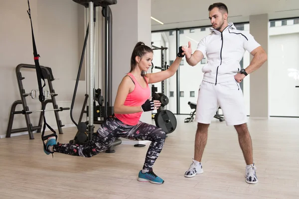 Personal Trainer Toont Jonge Vrouw Hoe Trainen Met Trx Fitness — Stockfoto