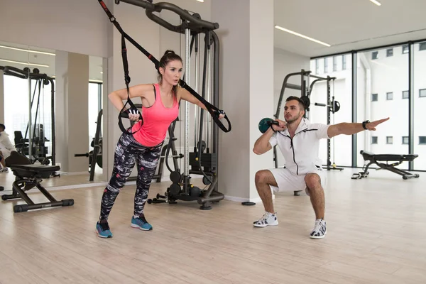 Personal Trainer Mostrando Giovane Donna Come Allenarsi Con Cinghie Fitness — Foto Stock