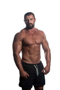 Studio - beyaz arka plan üzerinde izole poz kas genç adam