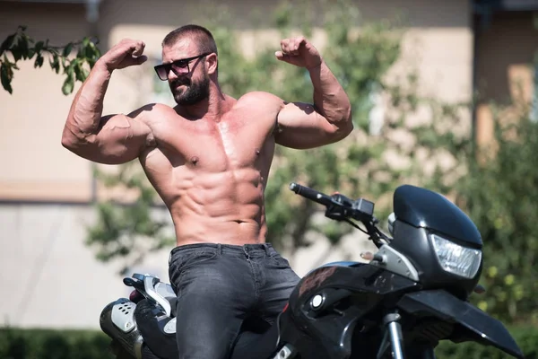 Biker Man Bodybuilder Zit Een Fiets — Stockfoto