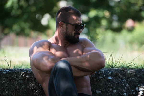 Retrato Homem Tatuagem Maduro Fisicamente Apto Mostrando Seu Corpo Bem — Fotografia de Stock