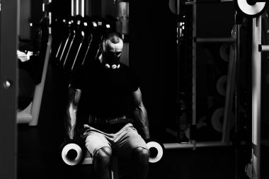 Pazı ayrıcalık maskeli egzersiz Dumbbells ile adam