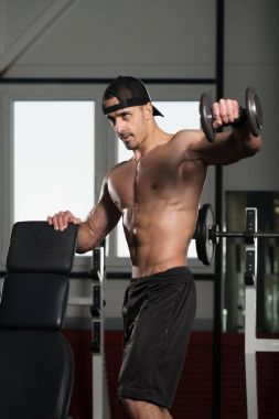 Adam omuz egzersiz halter ile