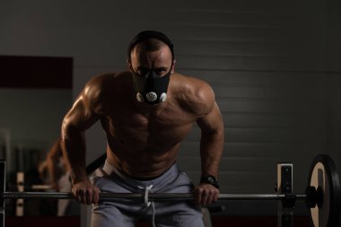 Şınav halter ayrıcalık maskeli üzerinde egzersiz vücut geliştirmeci