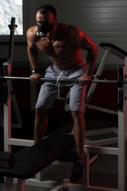 Şınav halter ayrıcalık maskeli üzerinde egzersiz adam