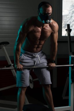 Şınav halter ayrıcalık maskeli üzerinde egzersiz atlet