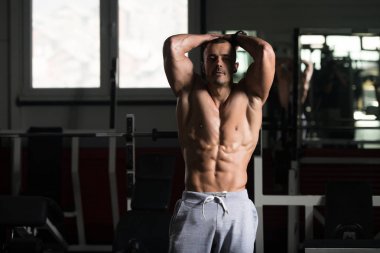 spor salonunda duran ciddi vücut geliştirmeci