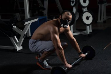 Şınav halter ayrıcalık maskeli üzerinde egzersiz adam